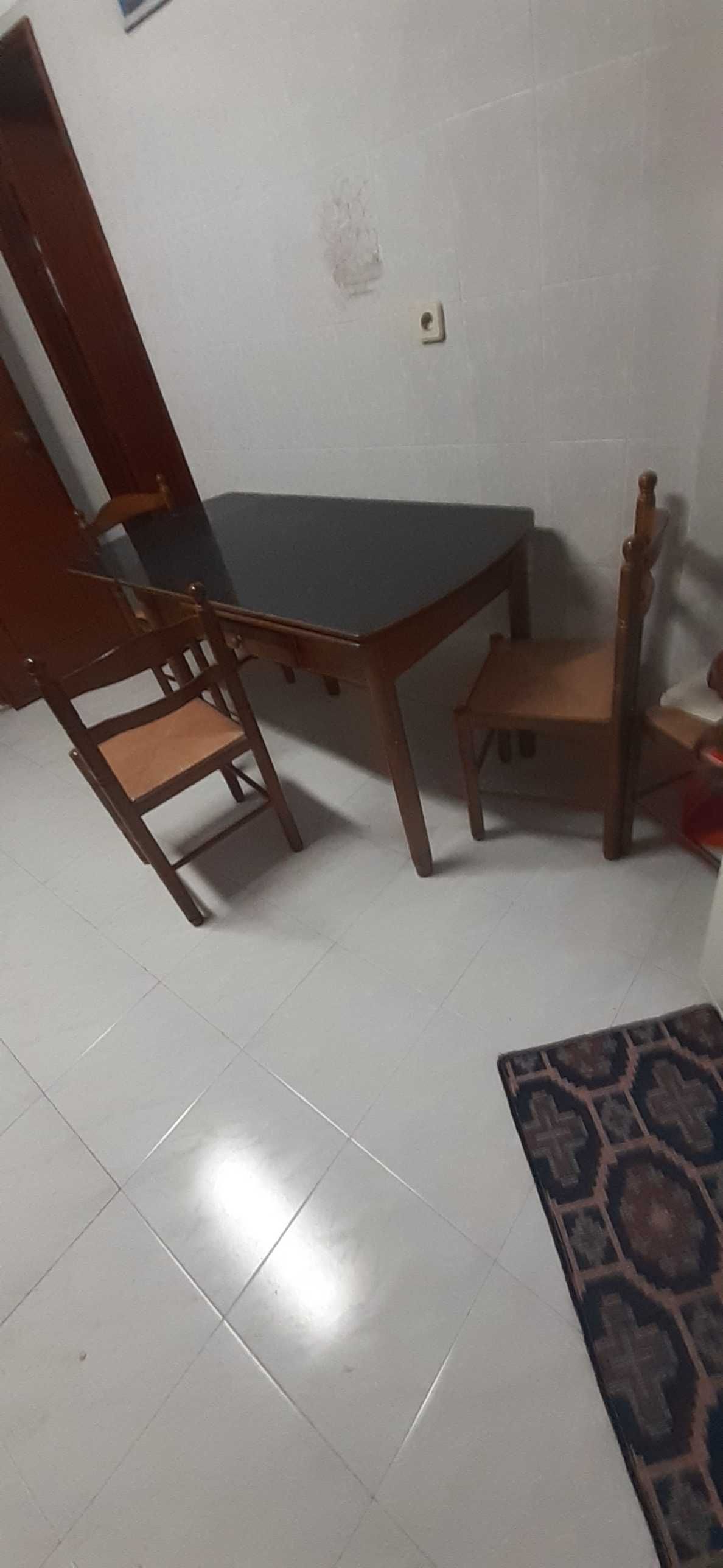 Mesa de cozinha c/ tampo a imitar granito preto gaveta e 4 cadeiras.
