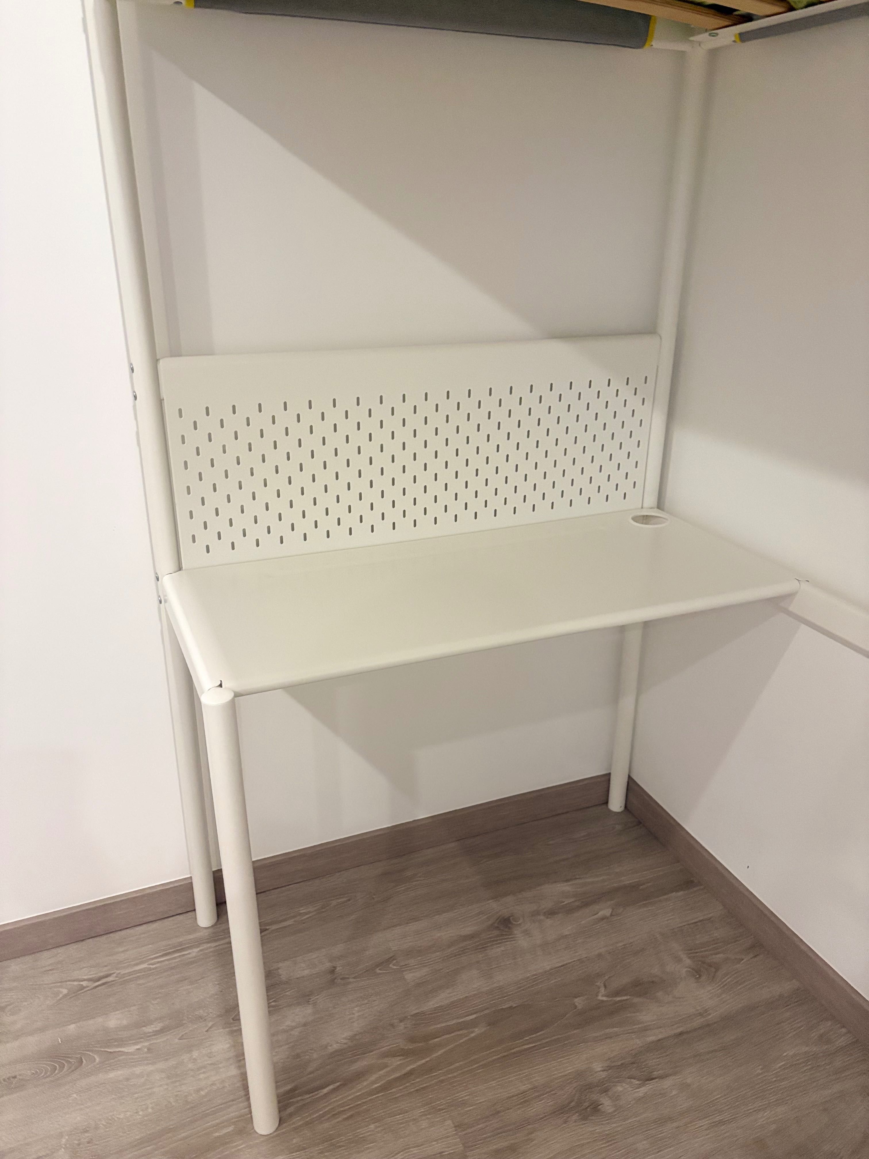 Cama alta com secretaria IKEA