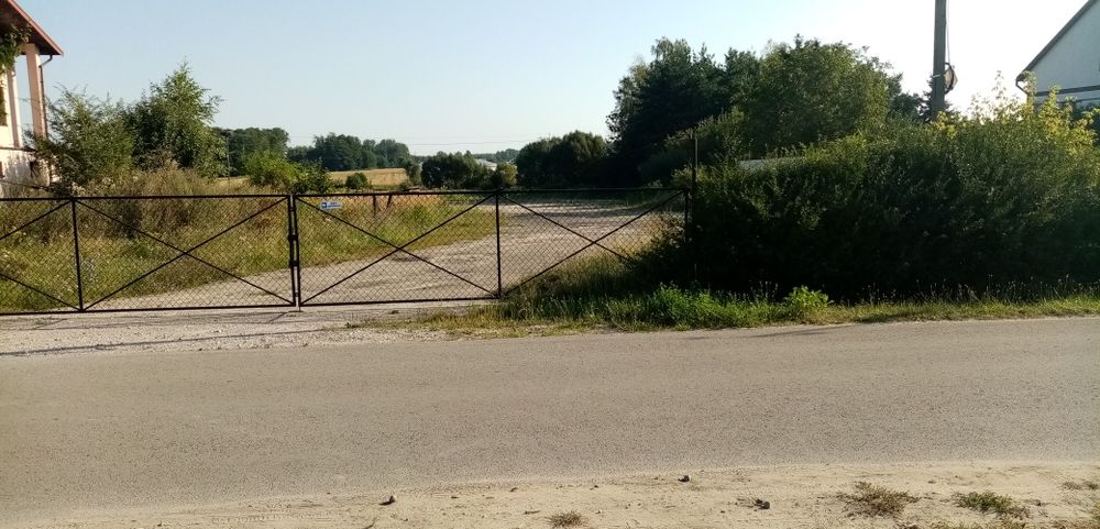 Plac do wynajęcia na parking.