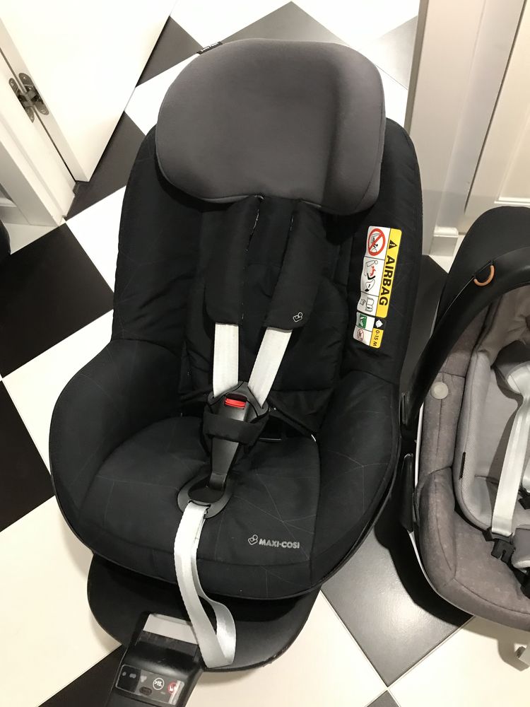 Zestaw dwóch fotelikow Maxi Cosi z bazą Isofix