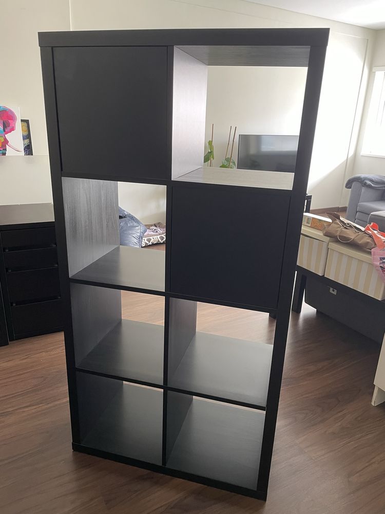 Armário de cubos preto com 2 portas