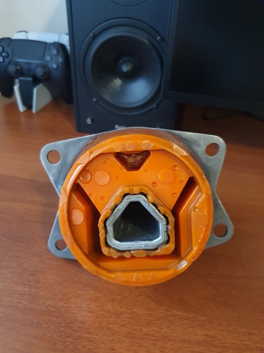 Подушка двигуна ліва Alfa Romeo 159 1.9d