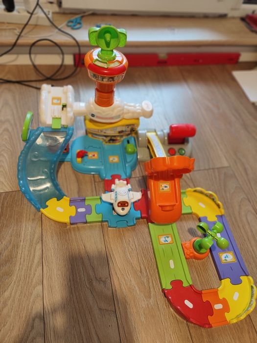 Tor dla dzieci VTECH Odlotowe Lotnisko + gratis autka STRAŻ, AMBULANS