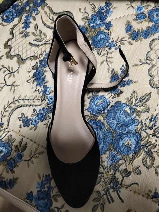 Vendo sapatos com salto baixo