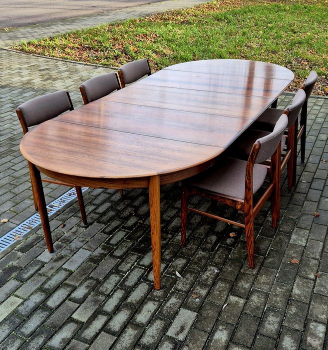 Okrągły stół rozkładany palisander z krzesłami.