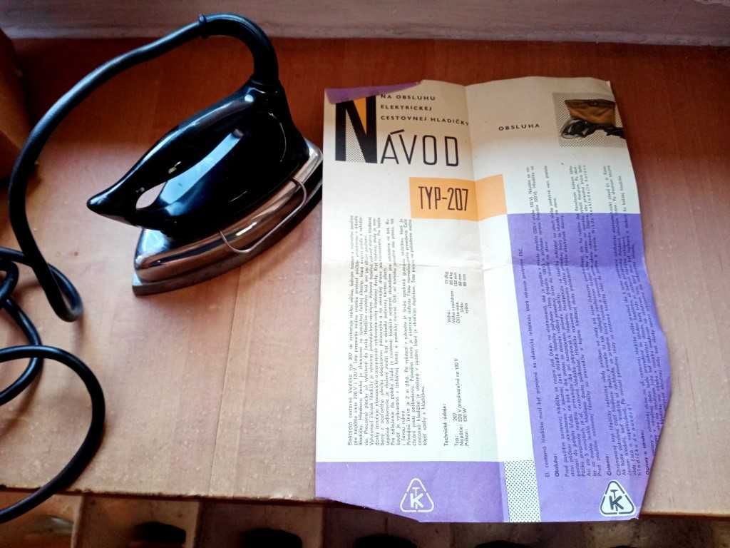 Małe retro żelazko turystyczne, lata 60-te XX w,  prod. Czechosłowacja