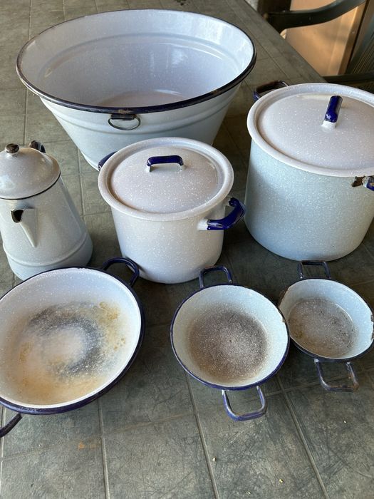 Louça em esmalte antiga