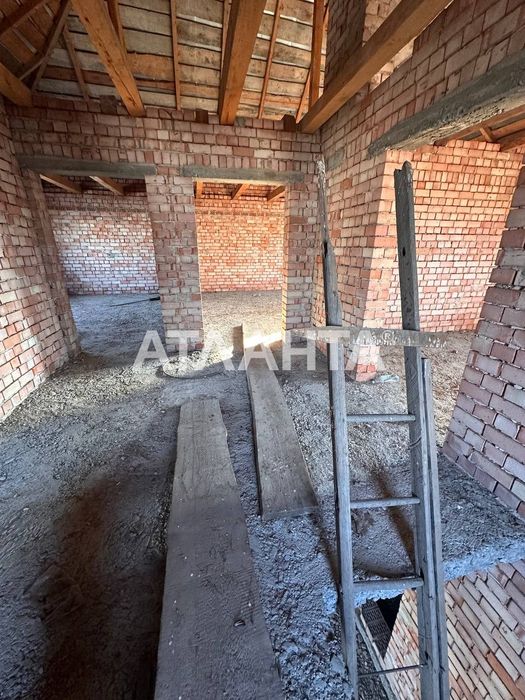 Двоповерховий будинок біля Чернівців