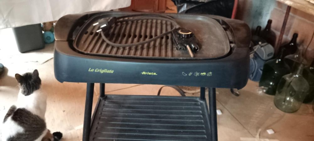 Grelhador elétrico com tripé
