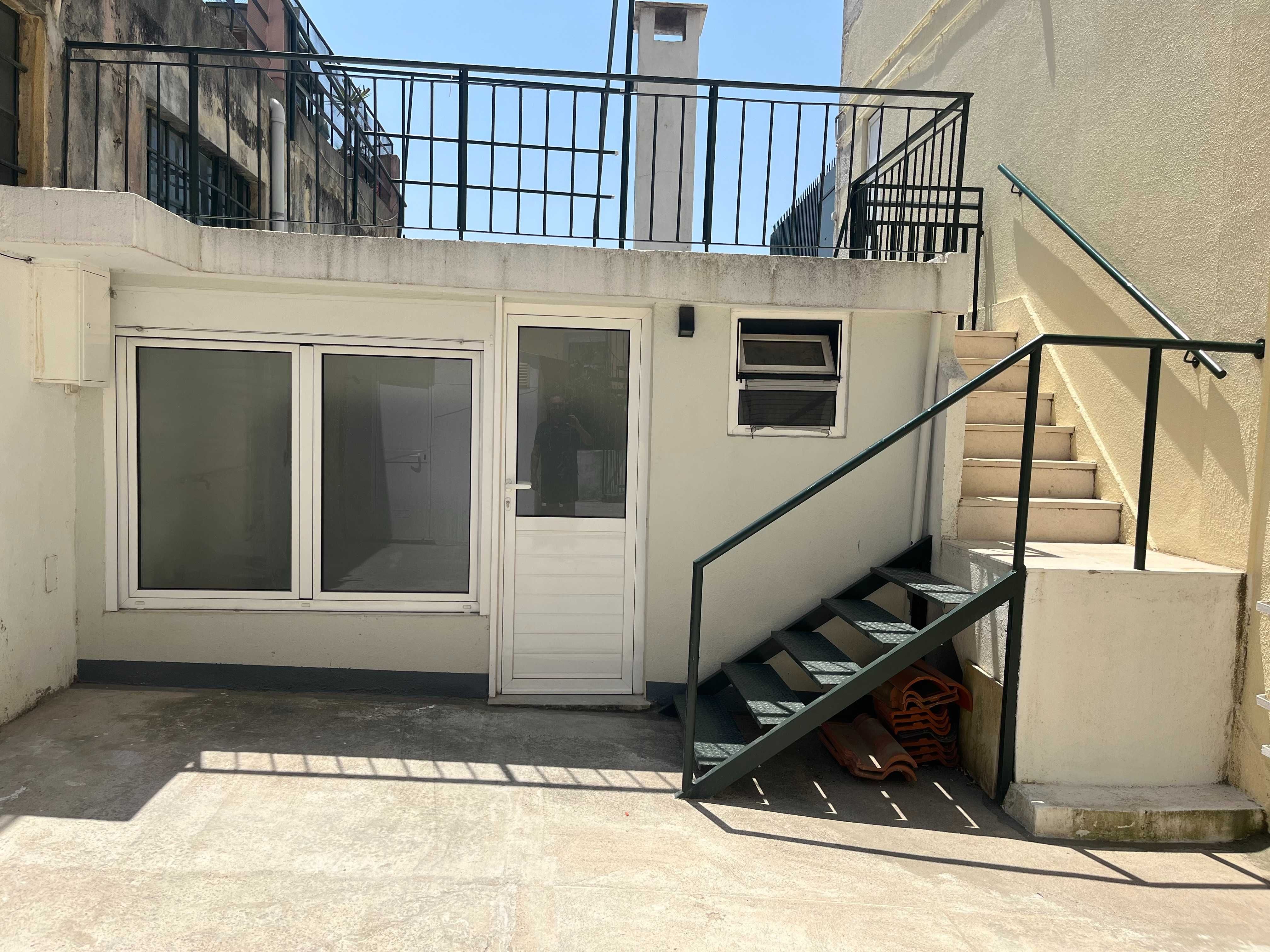 T2 na Graça, remodelado e cozinha semi-equipada. Terraço c vista ampla
