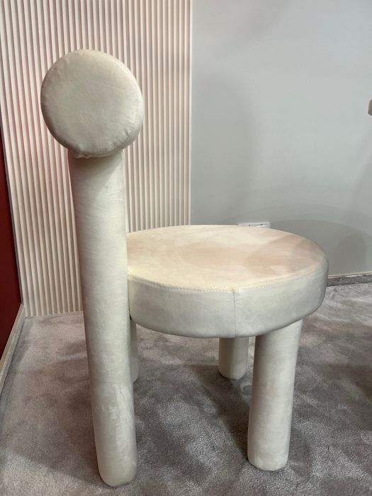 Nowe welurowe krzesła - bialy kolor