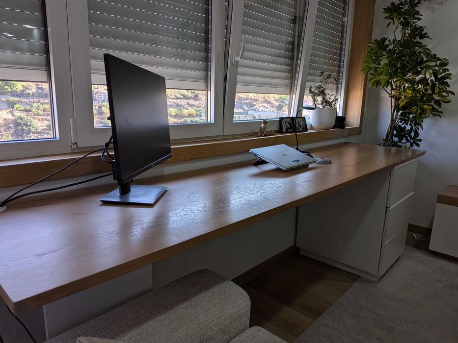 Secretária de escritório em madeira maciça - 2,58m x 60cm + comoda