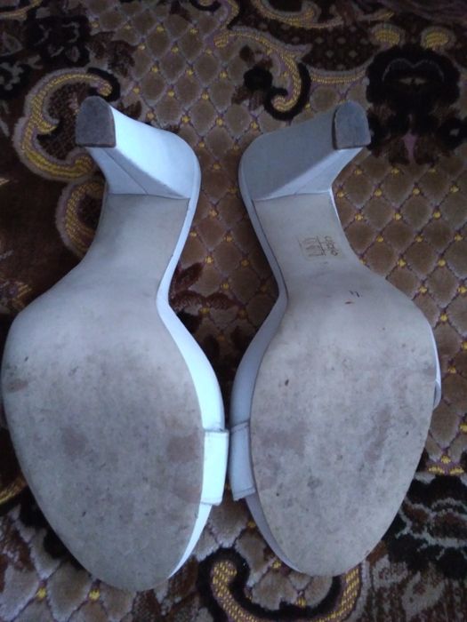 Білі шльопанці жіночі