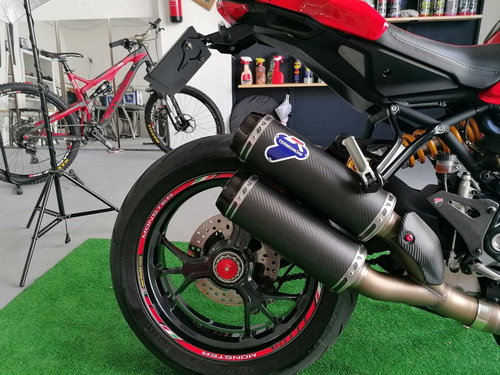 Ducati Monster 1200R, como nova , muitos extras! como nova.