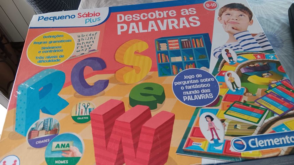Jogo tabuleiro descobre as palavras