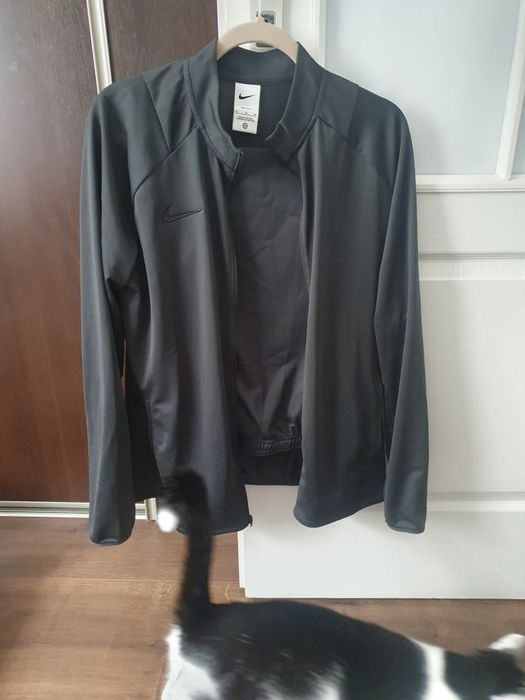 Sprzrdam  dwie kurtki zimowe i dres firmy nike