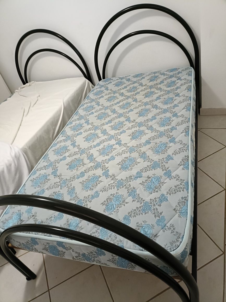 Duas camas solteiras, mais uma cama extra