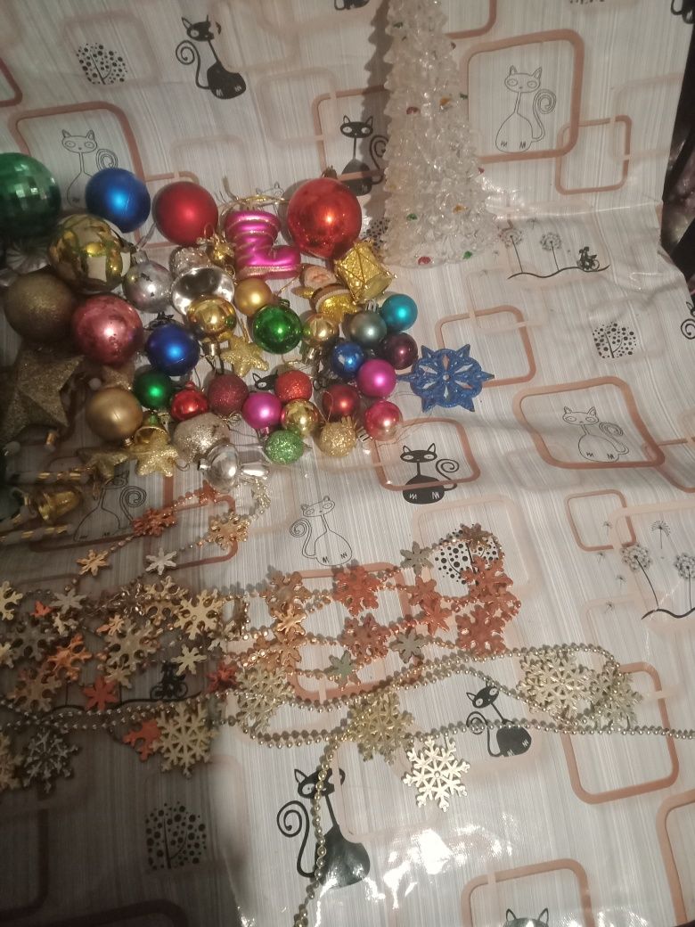 Ёлочные игрушки и гирлянды , одним лотом.