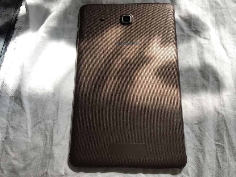 Мощный планшет для учебы Samsung Galaxy Tab E .10 дюймов.