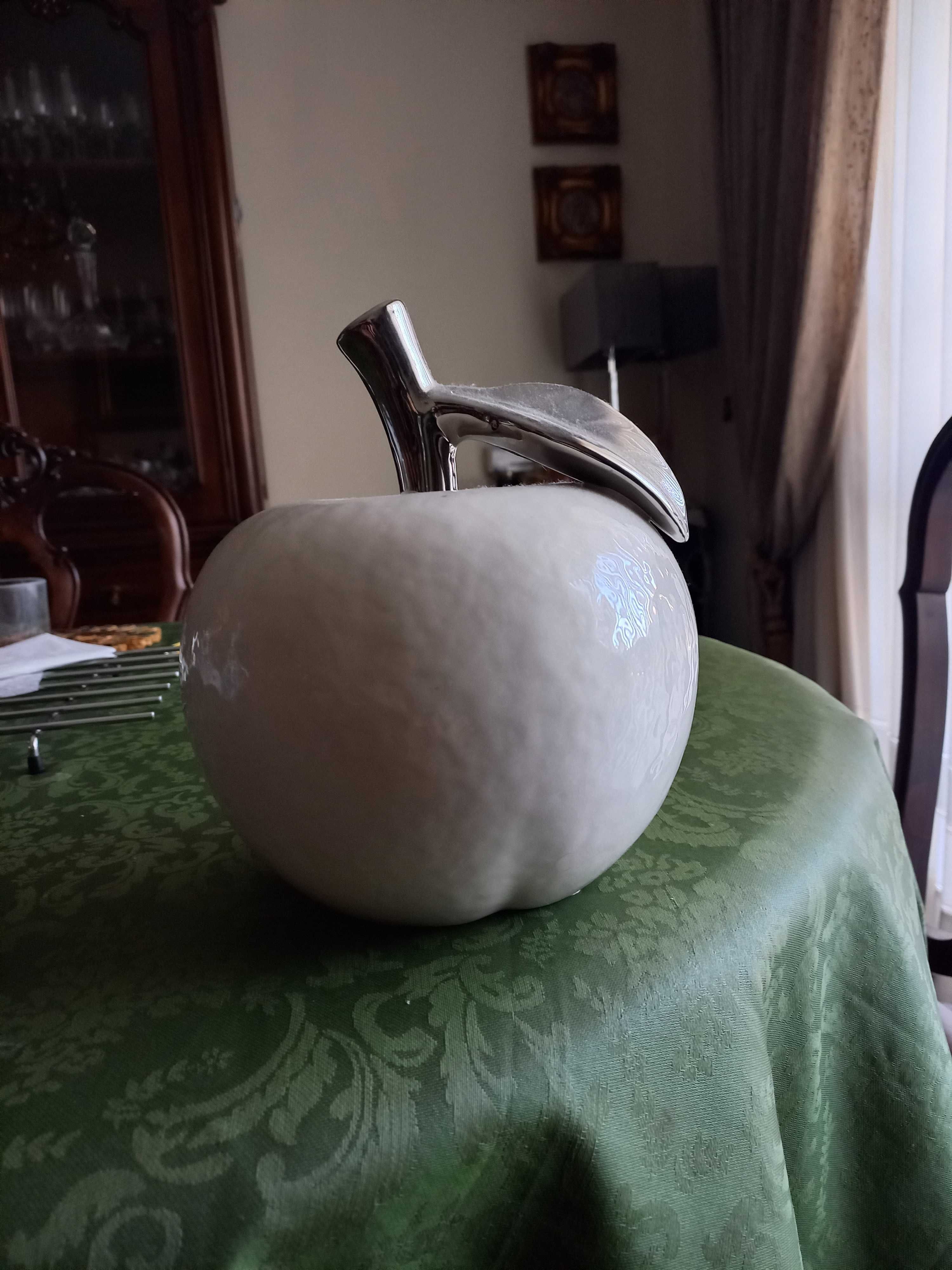 Maças decorativas em branco e com o pé em metalizado