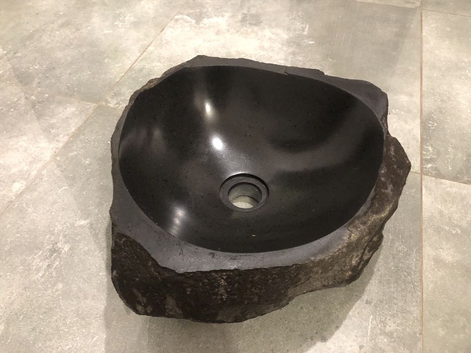 Камяний умивальник (раковина з камню)