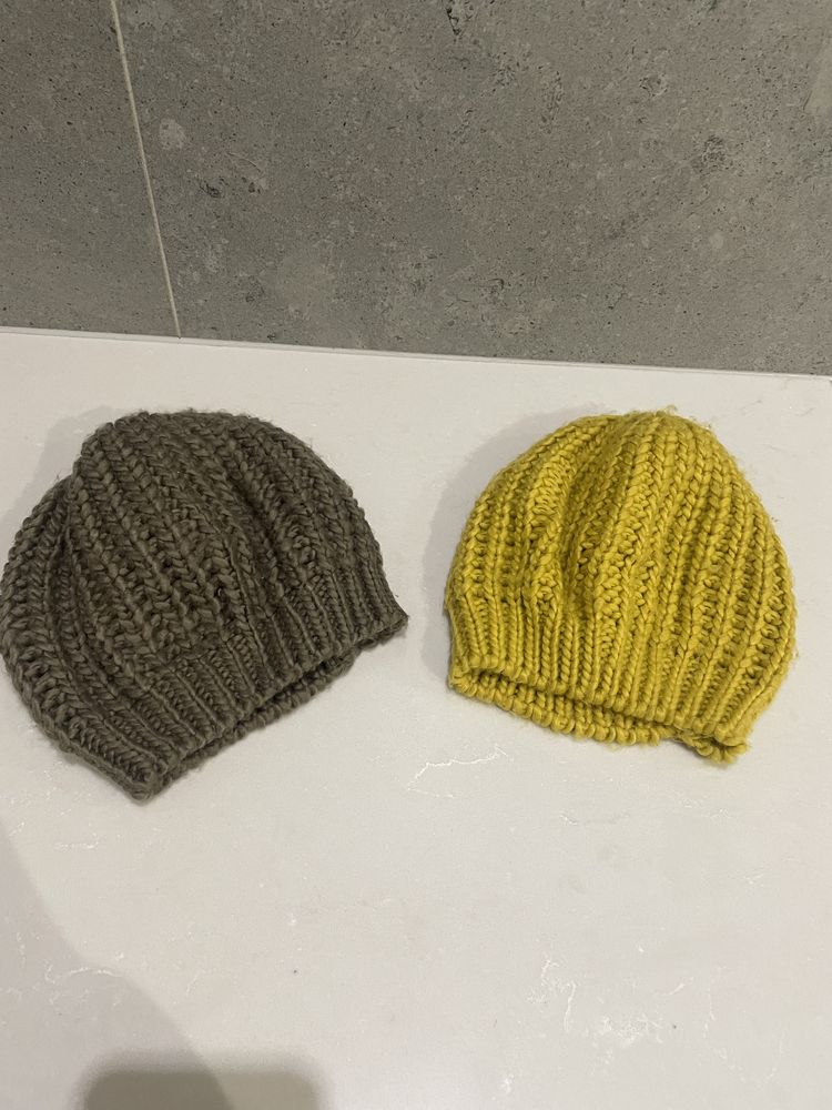Dwie nowe czapki 9-11 Dunnes Mocca Zolta