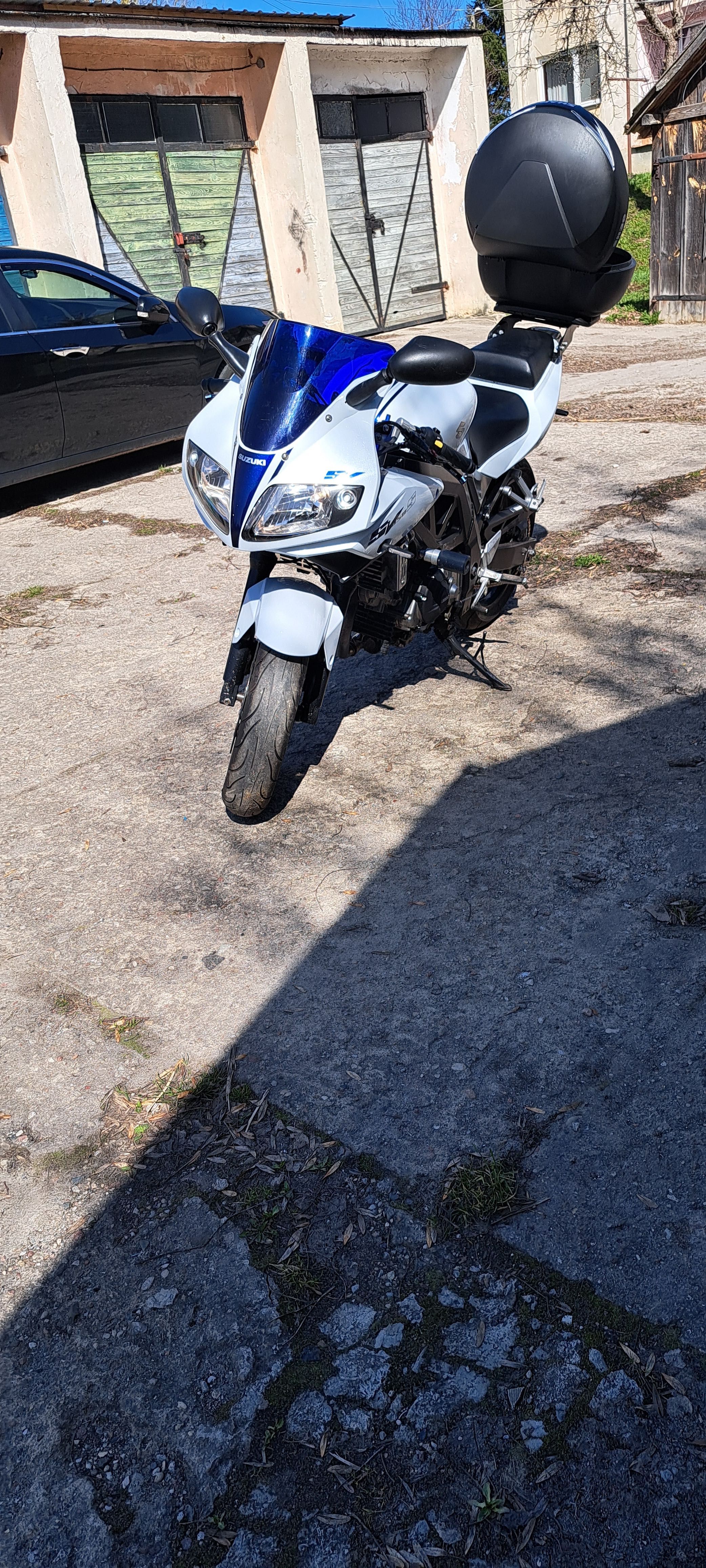 Witam sprzedam Suzuki SV 650 s z 2012r kolor białą perła .