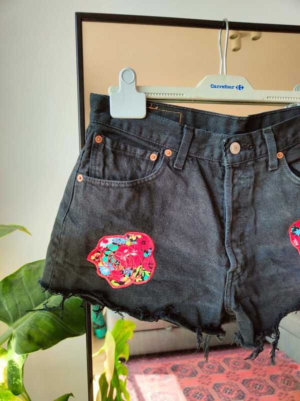 Czarne jeansowe spodenki szorty z naszywkami róże vintage Levis 501