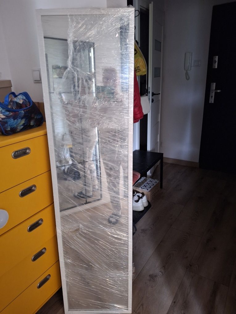 Lustro w białej ramie