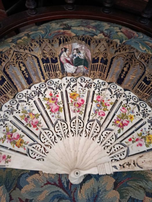 Leque Nobre pintado à mão Ouro e folha de prata séc XIX 27 cm