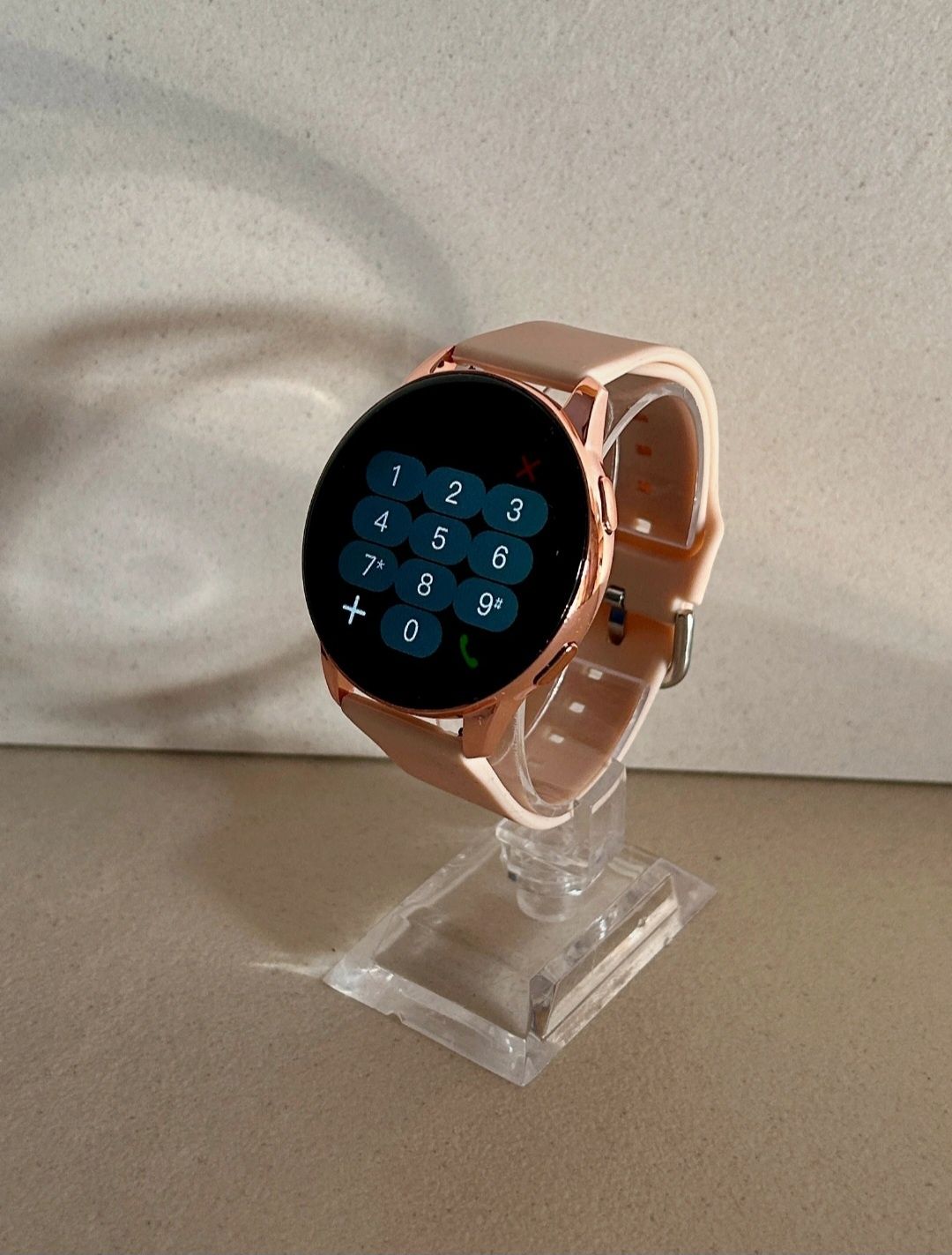Złoty smartwatch okrągły