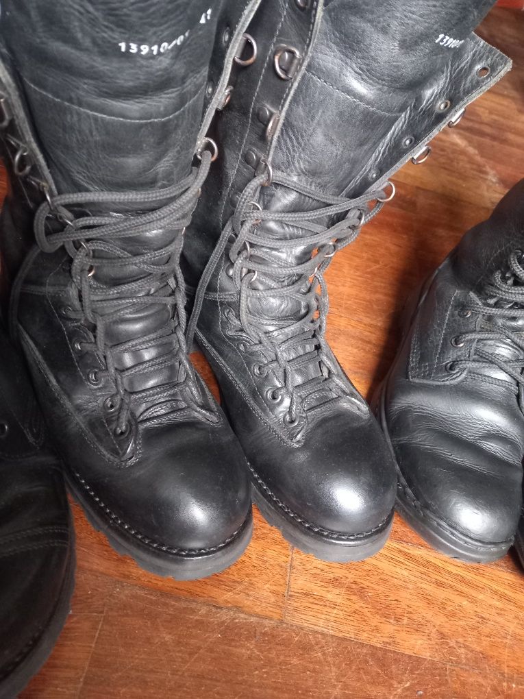 Botas pretas tipo tropa