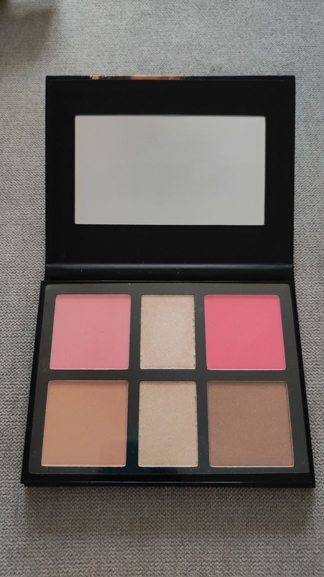 Paletka róży Avon Blush Glow róż + brązer