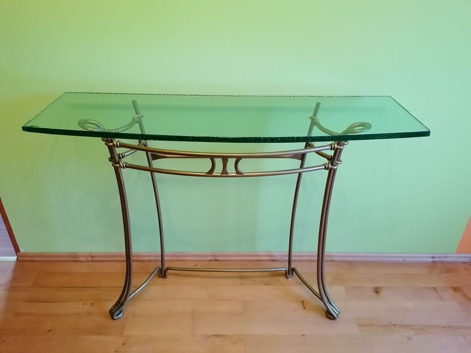Stolik do salonu lub przedpokoju.