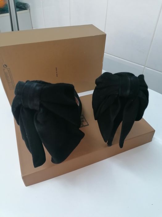 Sapatos veludo pretos em pele