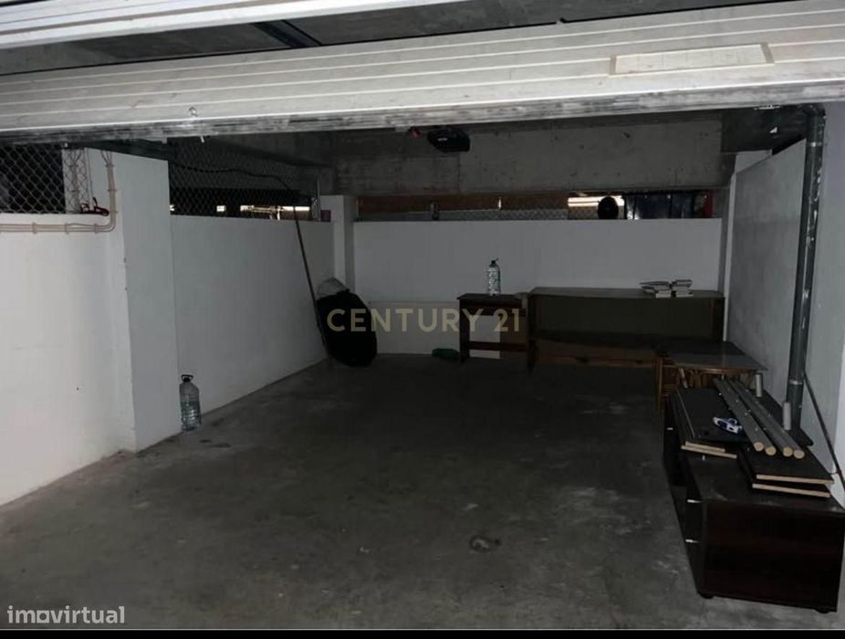 Não Perca Esta Grande Oportunidade!  Garagem Em Box De Grandes Dimensõ