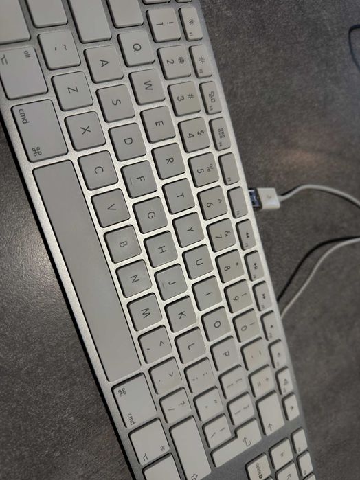 Apple Keyboard A1243 – przewodowa, z klawiaturą numeryczną
