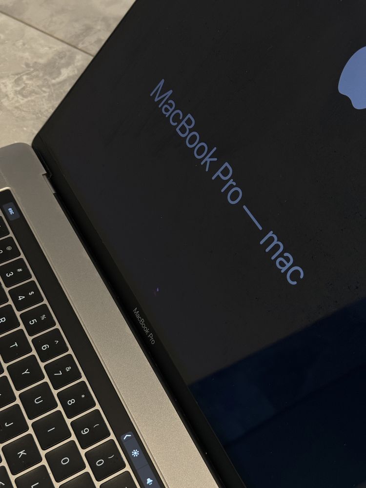 MacBook Pro 2017 15" touchbar 16gb ram 512gb ssd