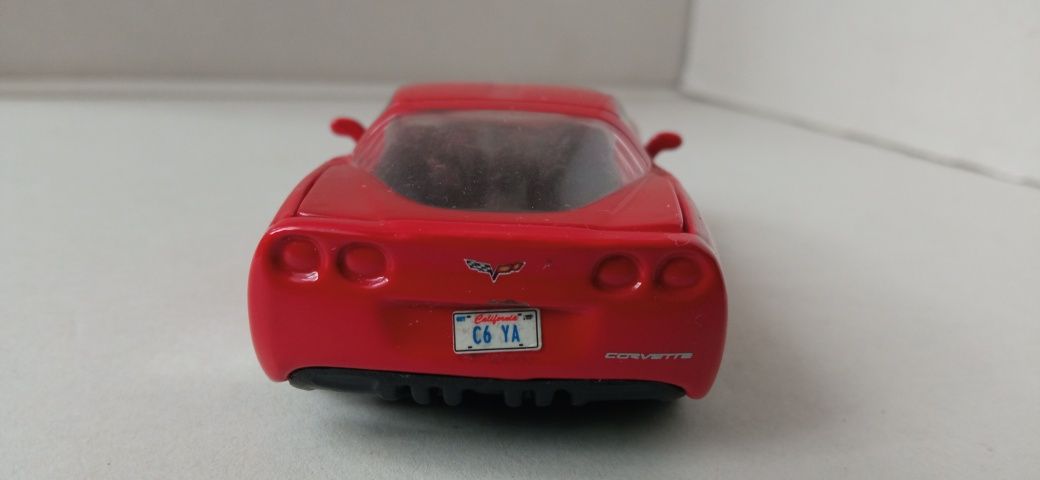 Bburago Chevrolet Corvette 2004 r w skali 1/43