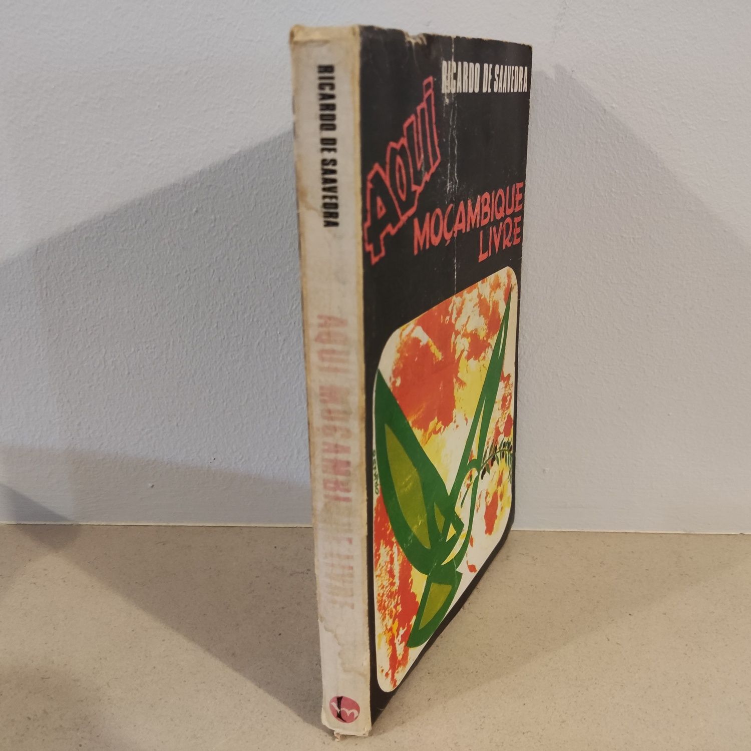 Livro antigo "Aqui Moçambique Livre" Ricardo de Saavedra