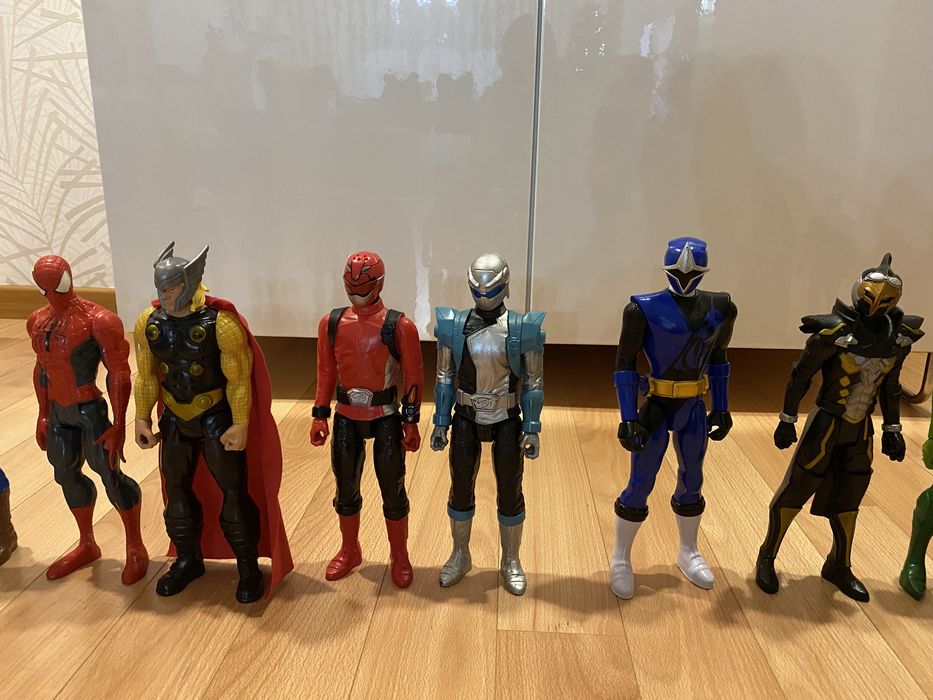 Bonecos Diversos Vingadores e Power Rangers