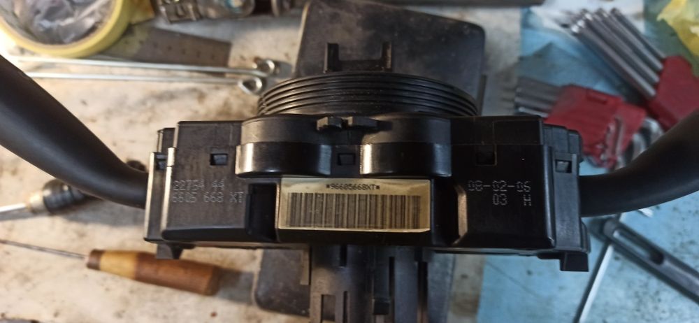 Подрулевой переключатель света и дворников на Пежо партнёр.