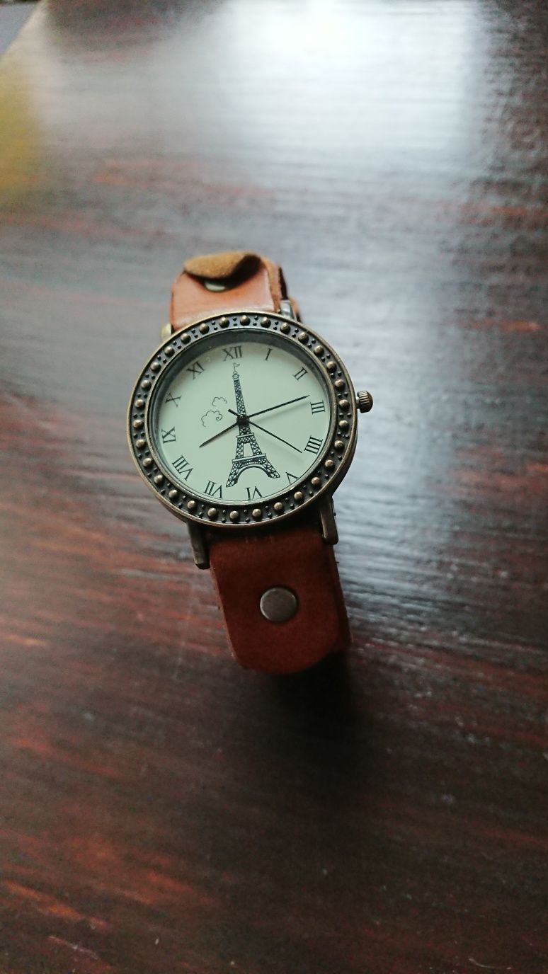 Zegarek z brązowym paskiem