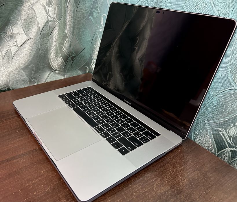 Б/У Macbook Pro 15 2018 17 16GB 512GB+4GB і аксесуари