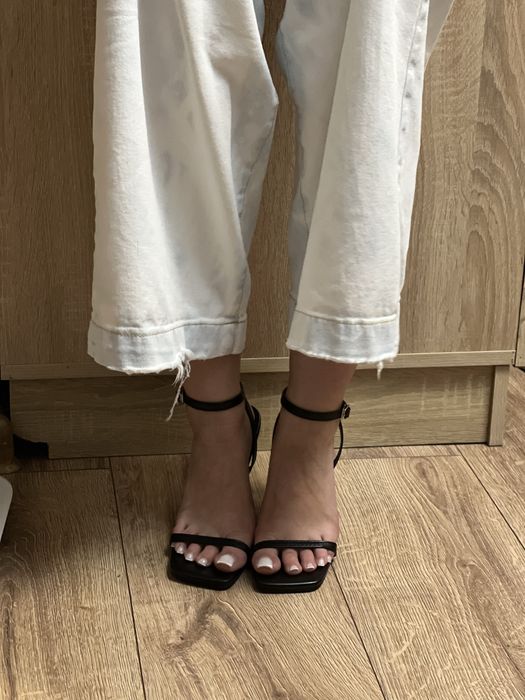 Чорні босоніжки на каблуку