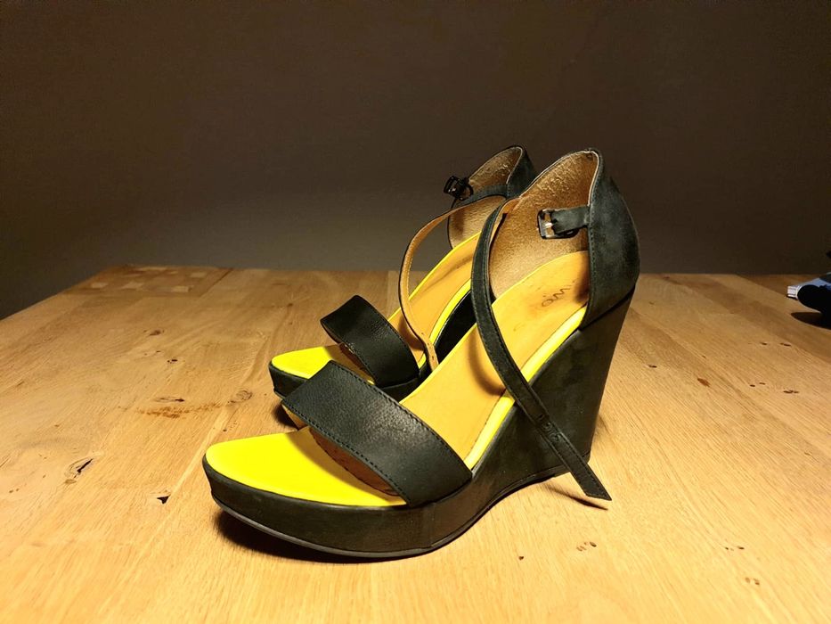 WOJAS Sandały czarne, skórzane, na koturnie - Stan Idealny