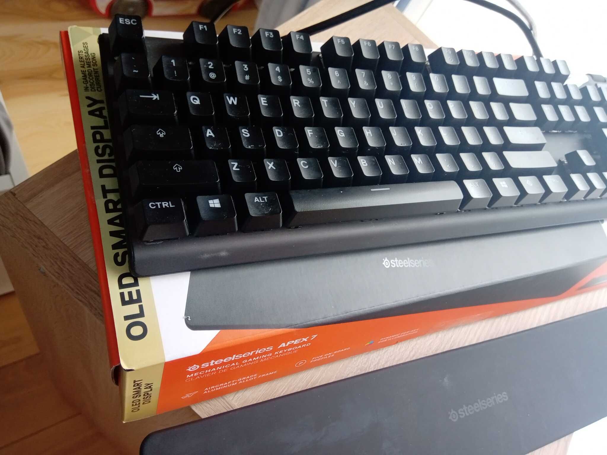 Sprzedam używaną klawiaturę mechaniczną steelseries apex 7 red switch