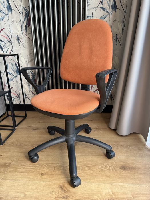 Krzeslo obrotowe Regina pomarańcz fotel biurowy stan bardzo dobry