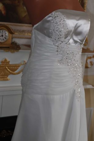 Свадебное платье с корсетом и шлейф