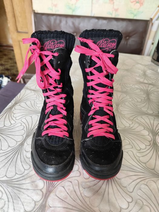 Продам сапоги ботинки на девочку оригинал) Jordan 22.5 см .